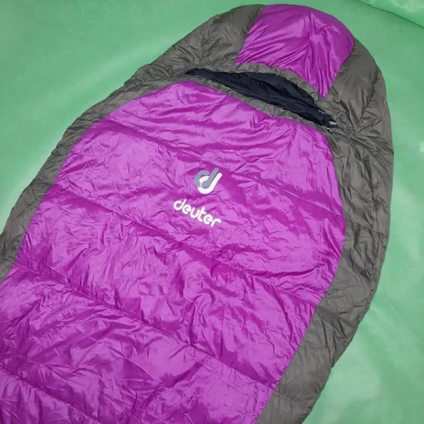 کیسه خواب پر دیوتر مدل لایت پیک مناسب برای کمپ و شب مانی در طبیعت