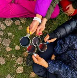 گزارش صعود به علم کوه در حال چای خوردن
